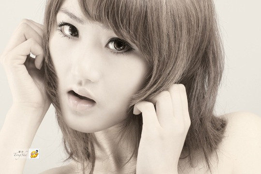 美女叼烟捂嘴吐舌 真人版qq表情模仿秀