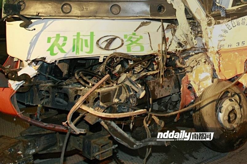 恩平两客车迎面相撞2死8伤 乘客救出6人_新闻