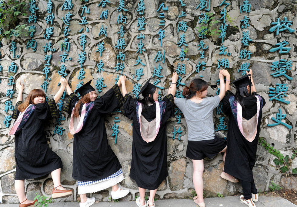 又到毕业季 大学生搞怪毕业照轮番上演
