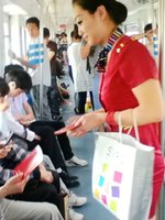 发红!轻轨惊现美女空姐震惊包!索菲亚美女图片