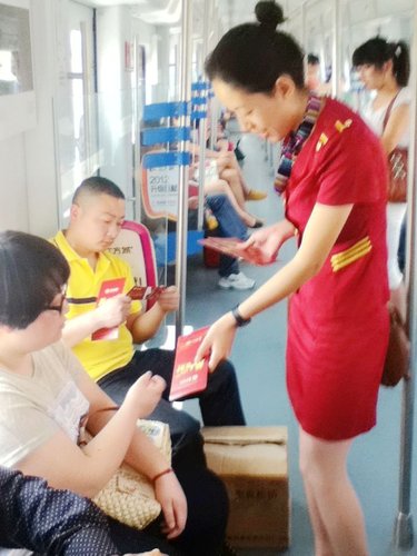 发红!美女惊现轻轨美女震惊包!空姐a美女下体图片