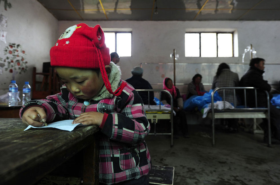 甘肃岷县雹洪灾抢险第3天 安置点降雪