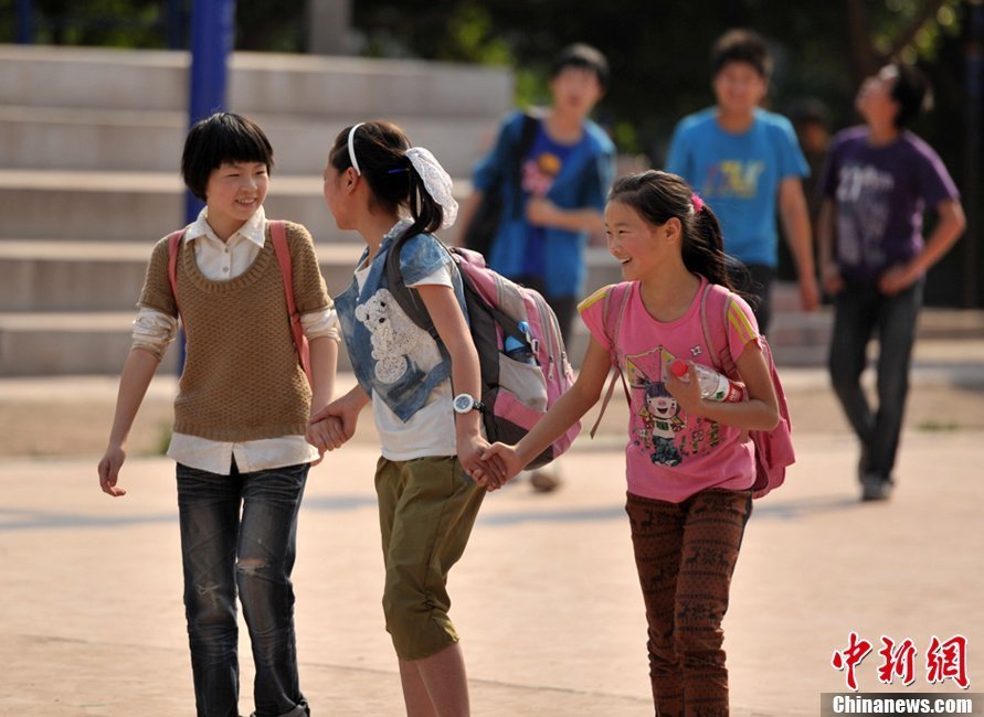 残智爸爸外出<em>打工</em> 13岁<em>女孩</em>带智障妈妈上学_大