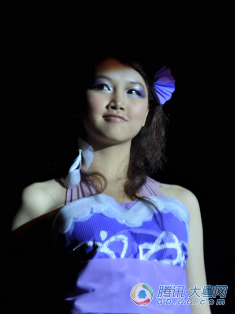 广东海洋大学环保时装秀 塑料袋成晚礼服