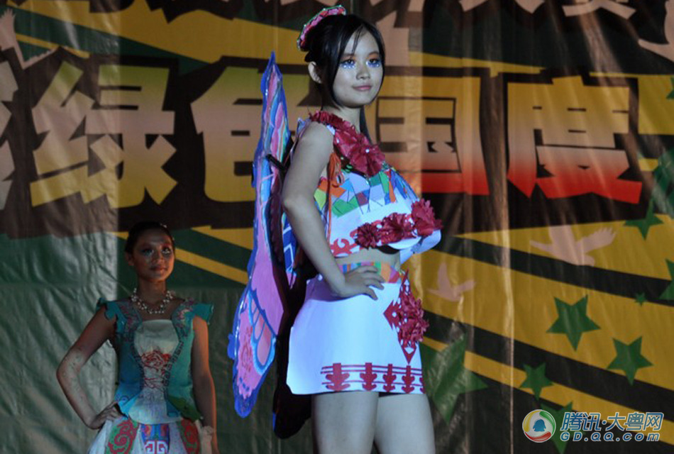 广东海洋大学环保时装秀 塑料袋成晚礼服
