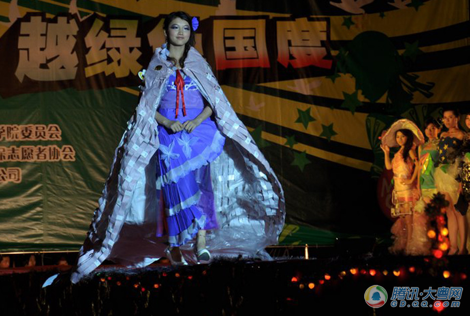 广东海洋大学环保时装秀 塑料袋成晚礼服