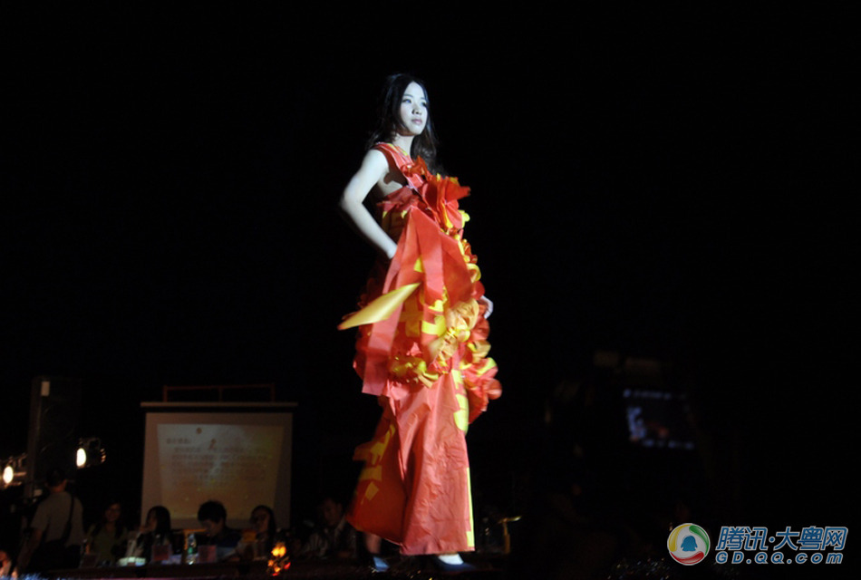 广东海洋大学环保时装秀 塑料袋成晚礼服