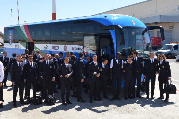 高清:意大利队启程波兰 一席西装演绎高富帅