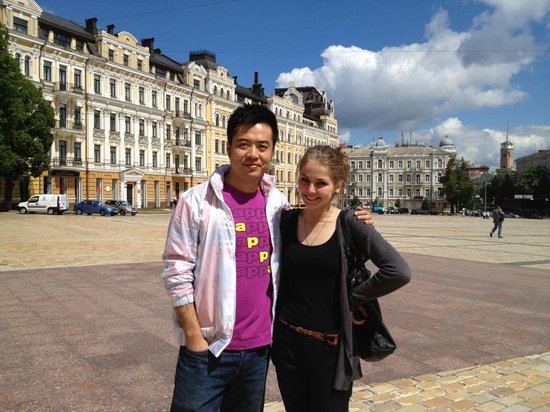 组图:段暄带你游乌克兰 与美女合影亲密无间