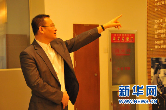 图为辽宁日报社社长孙刚向媒体团介绍改版情 新华 王莹 