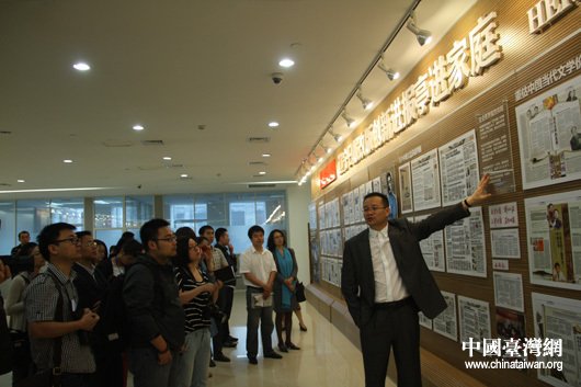 辽宁日报社长向全国重点网媒辽宁行的记者们介绍辽宁日报“进报亭进家庭”情况（中国台湾 王文 摄）