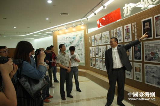 辽宁日报社长向参2012全国重点网媒辽宁行的记者们介绍辽报改制创新情况（中国台湾网 王文 摄） 