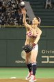 日本写真女星为棒球开球