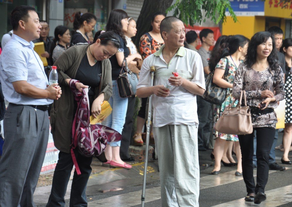2012四川高考:考场外家长冒雨守护考生