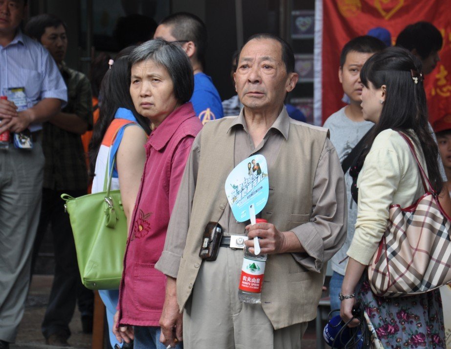 2012四川高考:考场外家长冒雨守护考生