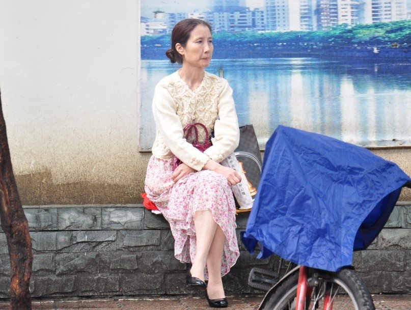 2012四川高考:考场外家长冒雨守护考生