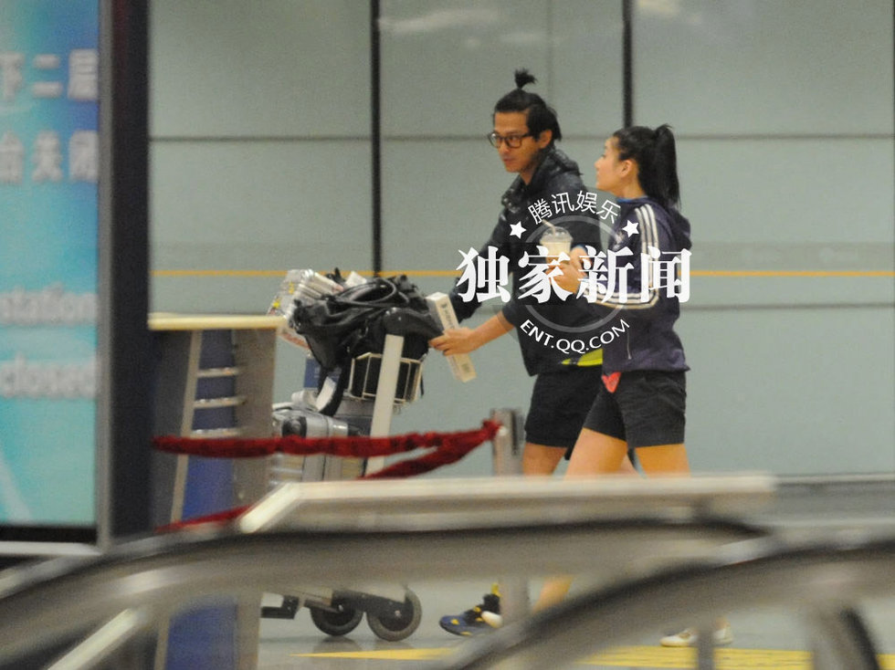 独家:<em>陈晓东</em>休闲打扮抵京 携<em>女友</em>机场秀恩爱-陈