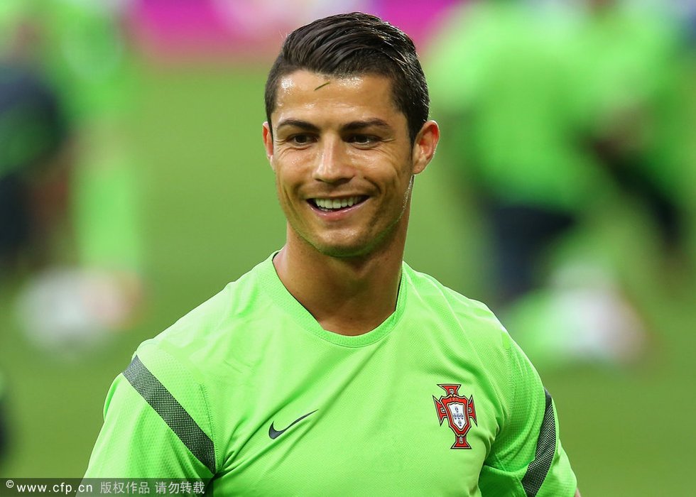 高清:c罗帅气发型备战德国队