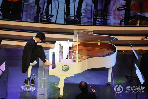 高清:第18届上海电视节 断臂钢琴家刘伟演奏-钢