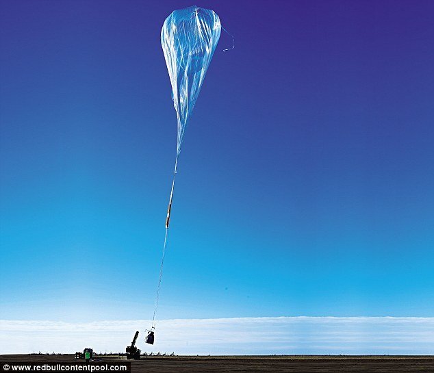 飞行员太空边缘跳伞 自由落体速度将超过音速