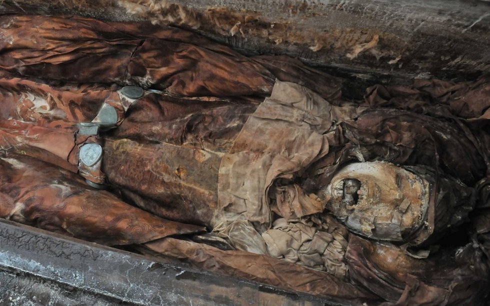 明代宁王后裔古尸出土 龙袍玉带完好