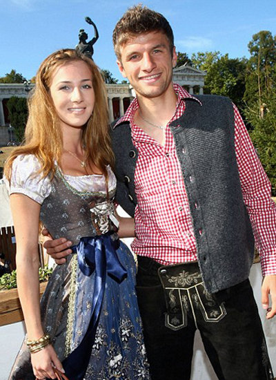 太太团pk:阿费莱艳星女友 穆勒旺夫娇妻(图)