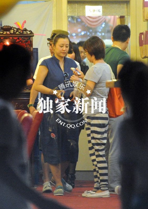 高清:郝蕾携小男友会友吃饭 身材臃肿疑似怀孕
