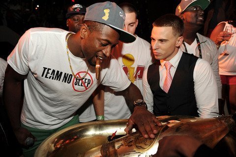 组图:热火全队夜店狂欢 詹姆斯豪饮巨瓶香槟-詹