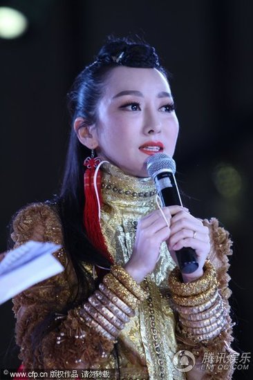 <em>杨丽萍</em>13岁<em>侄女</em>小彩旗露虎牙 优美<em>舞蹈</em>如仙女