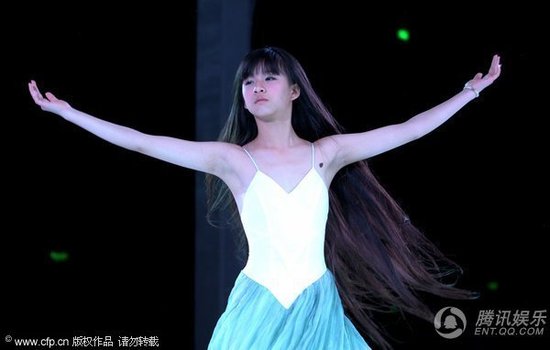 <em>杨丽萍</em>13岁侄女小彩旗露虎牙