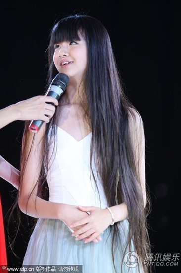 <em>杨丽萍</em>13岁<em>侄女</em>小彩旗露虎牙 优美舞蹈如仙女