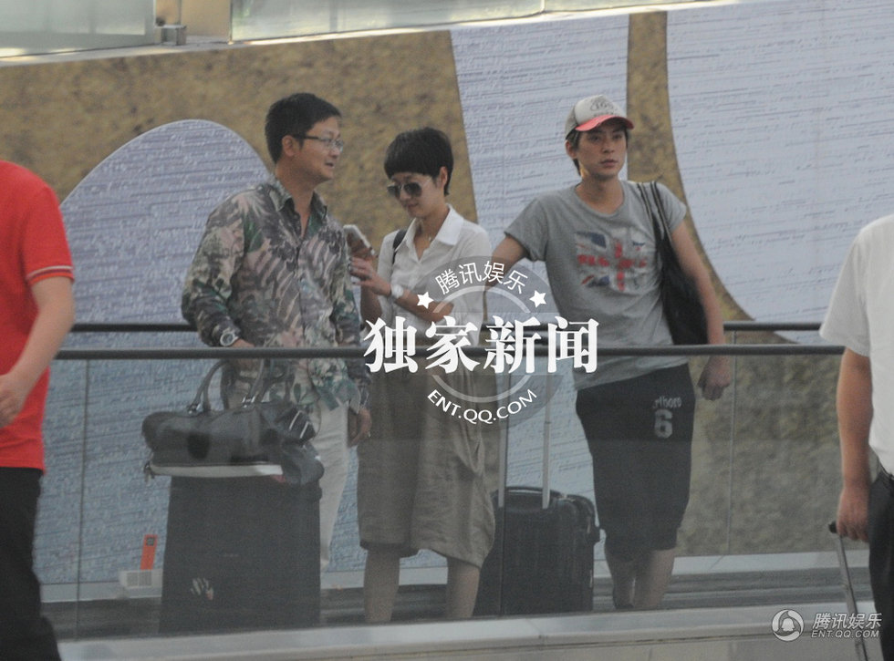 高清:<em>马伊琍</em>撇文章回京 神秘男充当护花使者-马