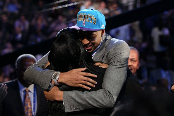 高清:2012nba状元秀+戴维斯与家人深情拥抱