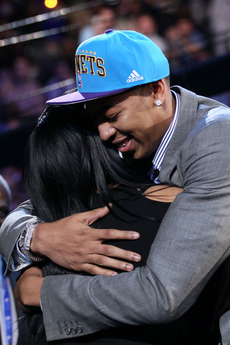 高清:2012nba状元秀+戴维斯与家人深情拥抱