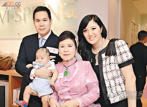 <em>徐子淇</em>避时差飞英国看球赛 透露<em>大女儿</em>想做记