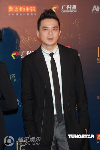 组图:何韵诗中性装走红毯 下体竟现激凸