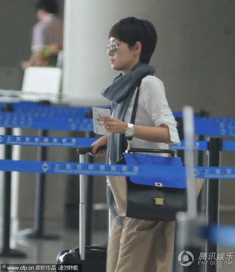 <em>马伊琍</em>穿拖鞋戴围巾不怕热 自推行李孤身办登