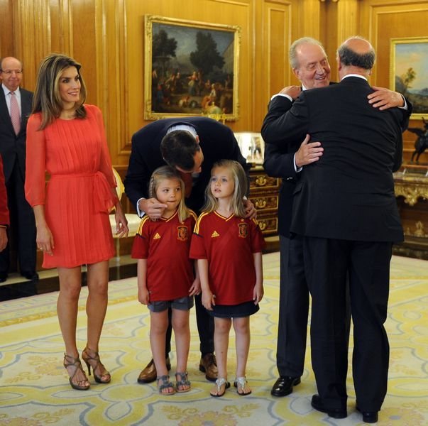 高清:西班牙国王接见斗牛士军团 获赠球衣-小公