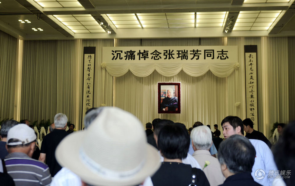 高清:众人送别张瑞芳 悼念式现场图曝光