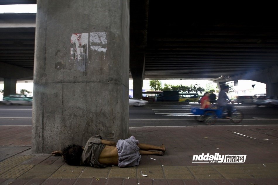 广州流浪汉桥底生活 称花钱修锥不如修房