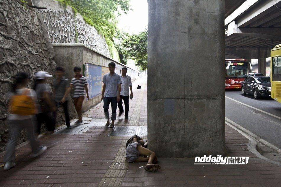 广州流浪汉桥底生活 称花钱修锥不如修房_广东pam