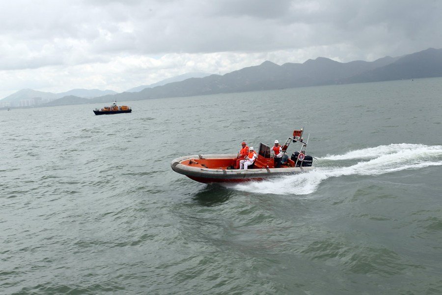 组图:疑深圳偷渡香港快艇沉没 9人获救3人失踪