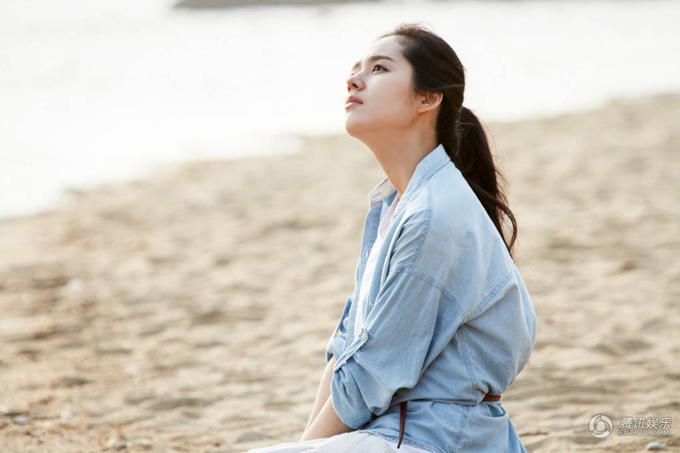 韩国女演员韩佳人拍白酒广告 海边浪漫约会