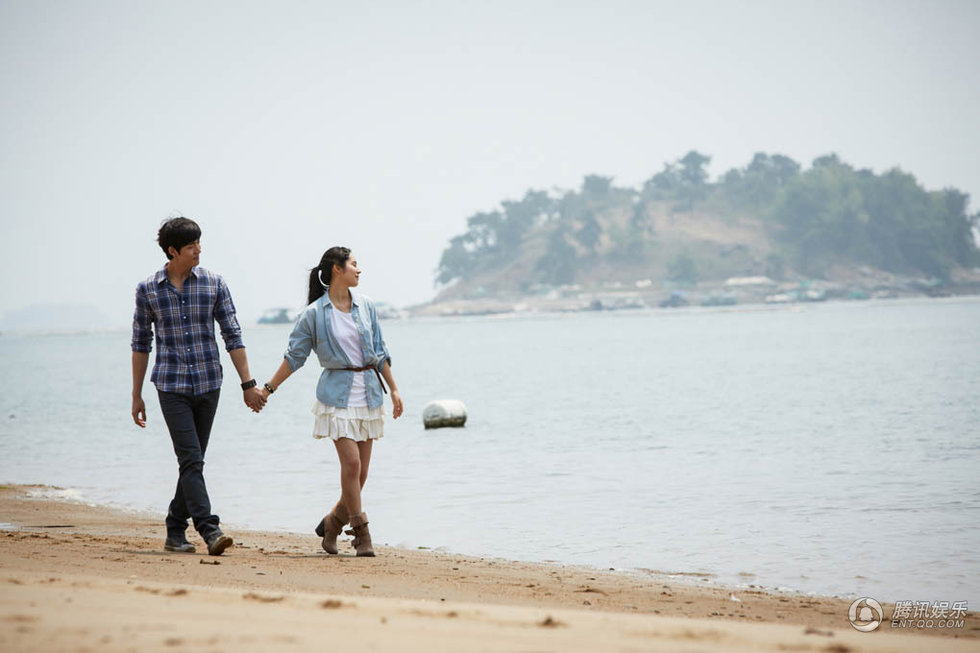 韩国女演员韩佳人拍白酒广告 海边浪漫约会