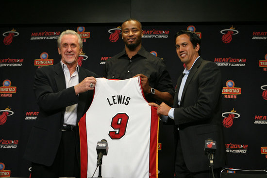 组图:雷阿伦正式签约热火 新赛季披34号战袍