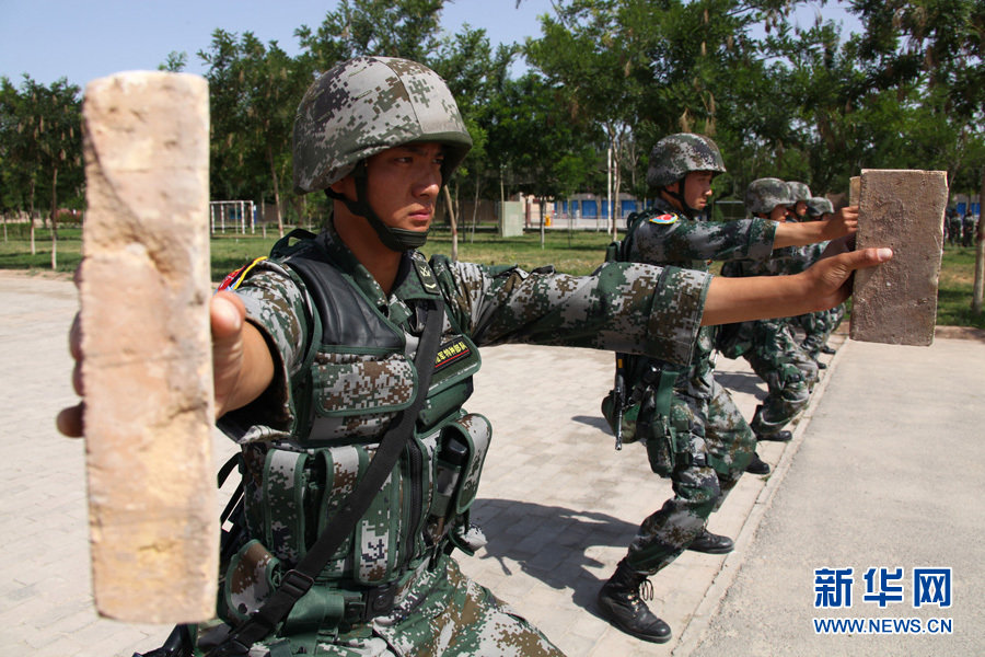 [军情观察]新疆军区特种兵苦练射击被誉为"西北枪王"