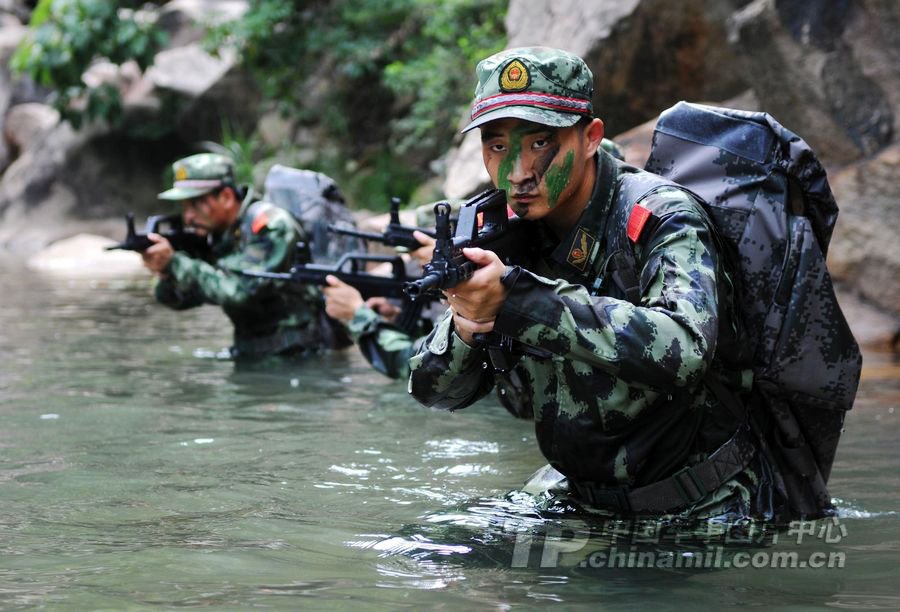 [军情观察]浙江边防武警特勤队冒酷暑进行野外作战集训(转载)