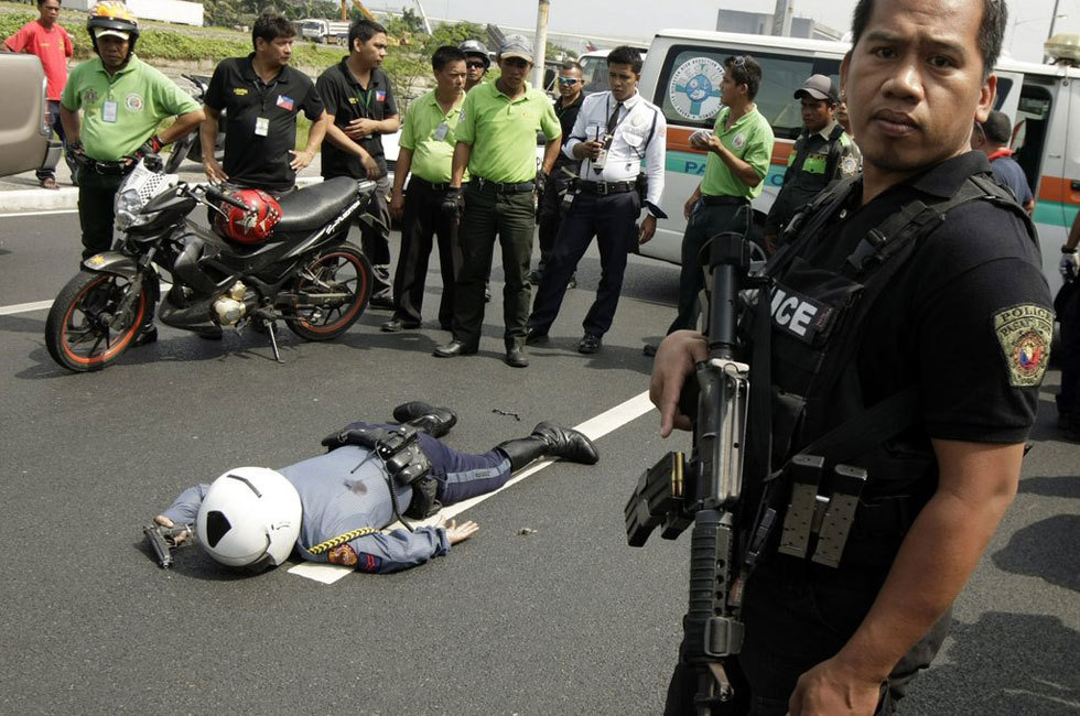 组图:菲律宾首都一警察遭歹徒枪击身亡(转载)