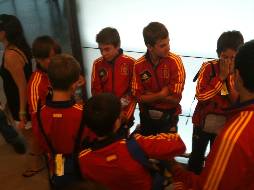 西班牙国少队飞赴上海 未来劳尔诠释足球魅力