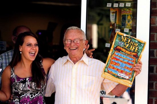 组图:美国纽约州80岁老人买刮刮乐中3196万-纽